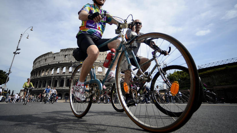 Новый мэр Рима пересадил своих телохранителей на велосипеды