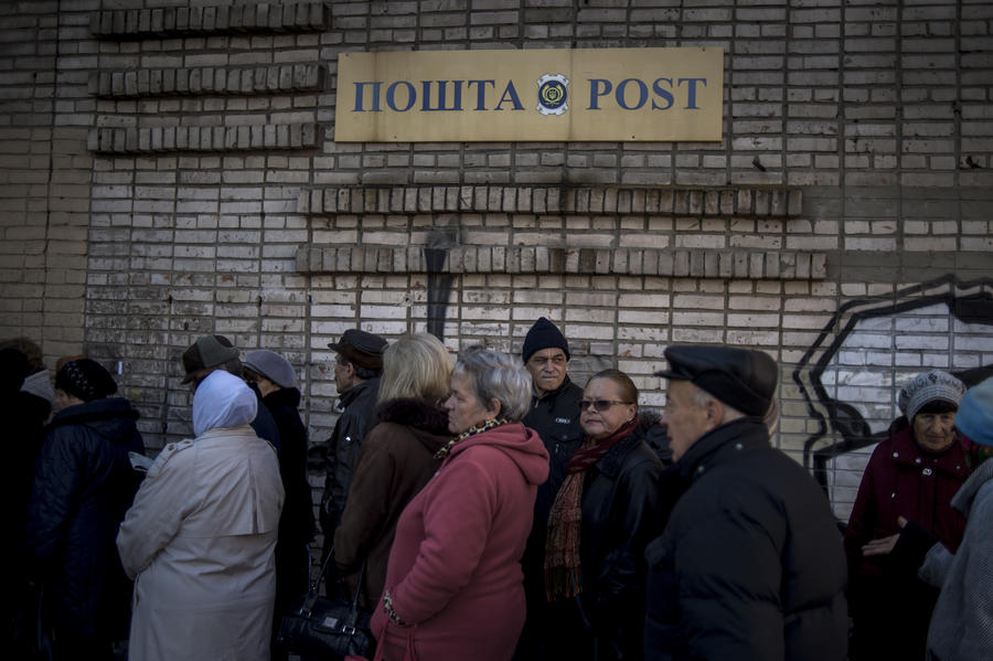 Украинский журналист: Отмена социальных выплат в Донбассе – это геноцид местного населения