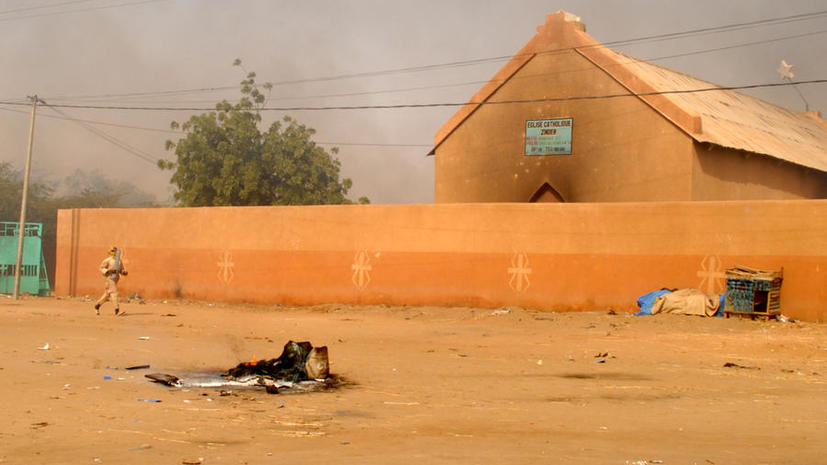 Участники акций протеста в Нигере сожгли несколько церквей