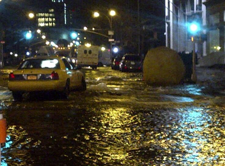 Потоп на Бродвее: вода из трубы заливает улицы Нью-Йорка