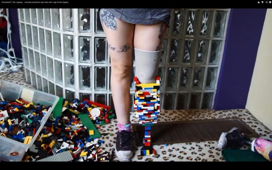 Девушка собрала себе ногу из конструктора LEGO