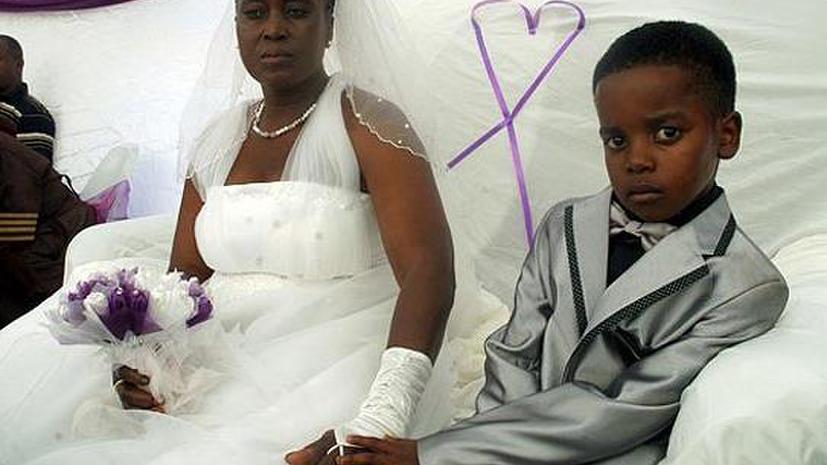 Неравный брак: 8-летний мальчик уговорил родителей женить его на пенсионерке