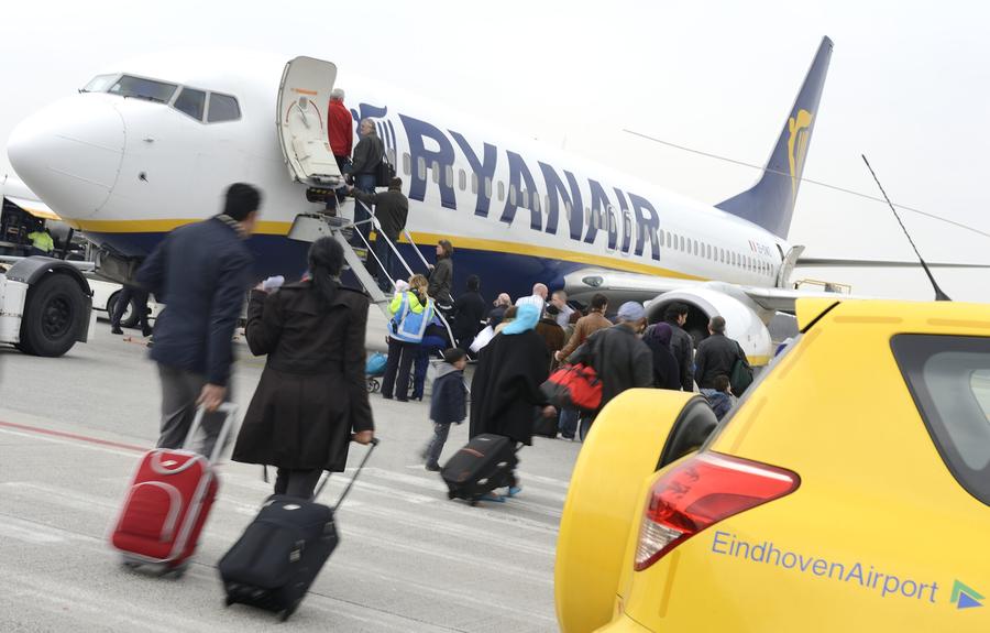 Ryanair заставит пилотов летать медленнее ради экономии