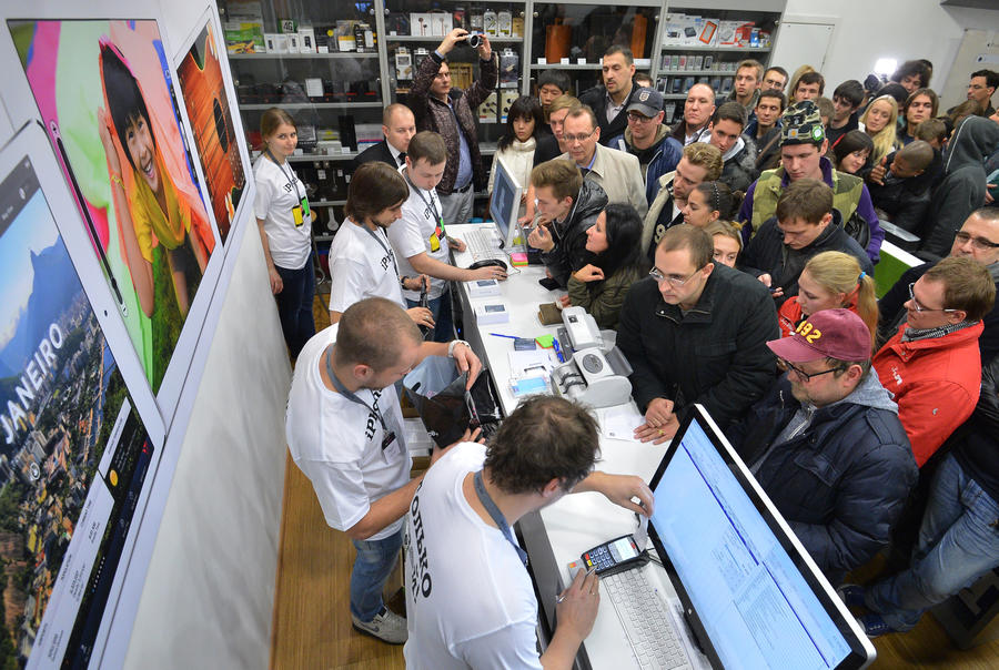 Начало продаж iPhone 6: День испытаний для фанатов техники Apple