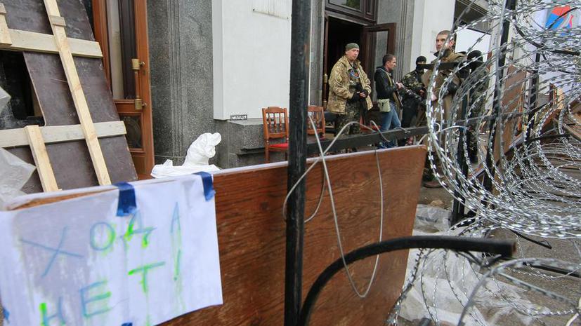 Очевидцы: Сторонники федерализации берут штурмом военкомат в Луганске