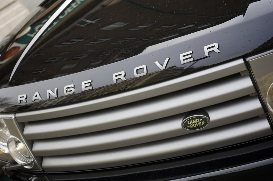 Коноплю выращивают под светом фар Range Rover