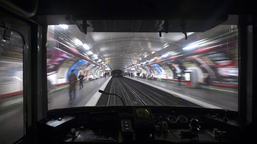 Трагедия в метро Нью-Йорка: девушка столкнула мужчину под поезд