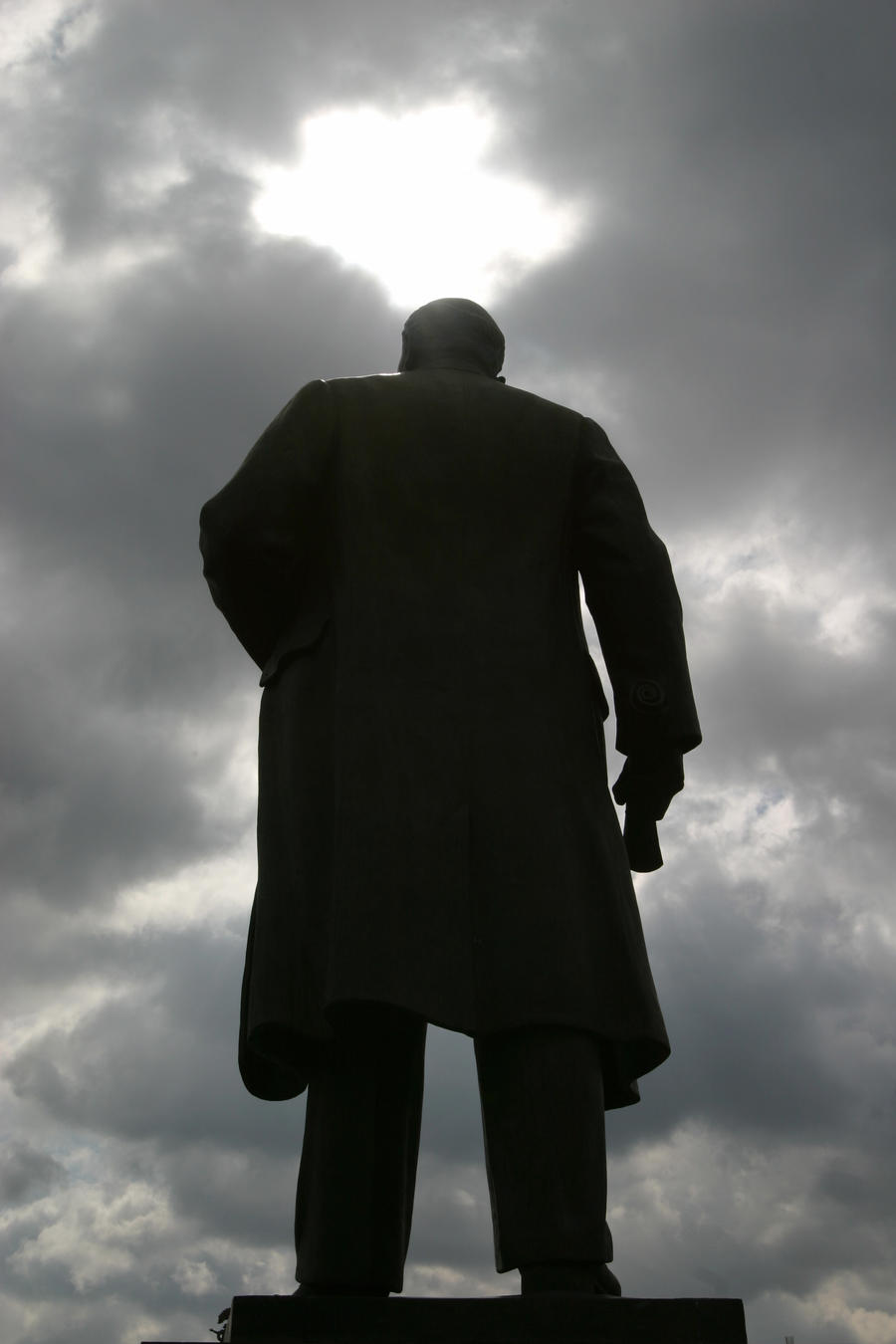 Украинские коммунисты в Днепродзержинске демонтировали памятник Ленину и перенесли его в музей