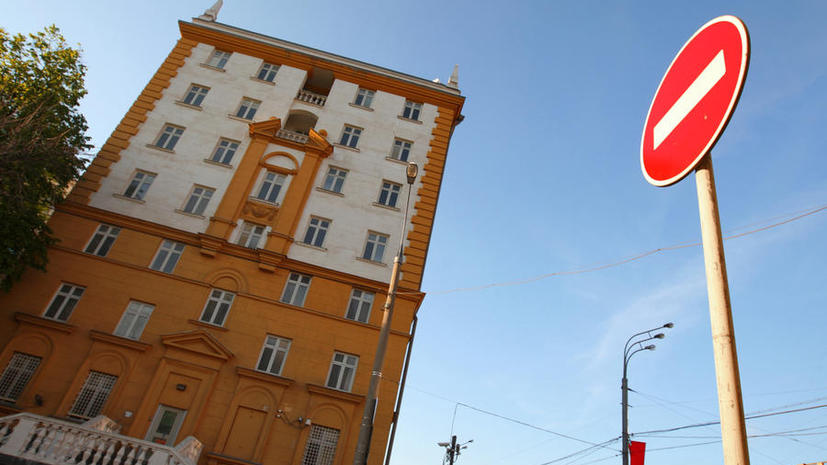 В посольство США в Москве перестали пускать со всеми электронными приборами и духами