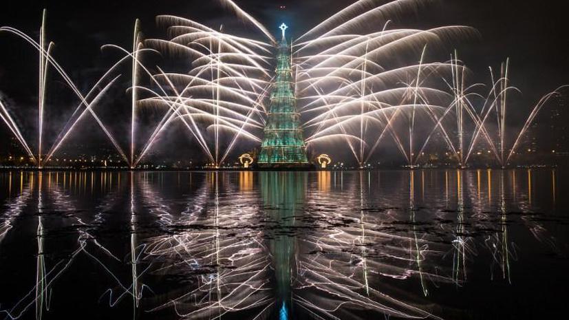 Самую высокую в мире рождественскую ёлку зажгли на воде в Рио-де-Жанейро