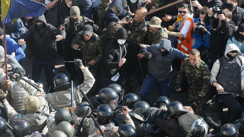 Украинский политолог: Верховная рада принимает законы, которые ведут к расколу общества