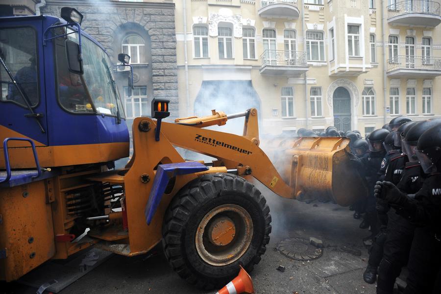 Многотысячный митинг в Киеве перерос в столкновения с милицией
