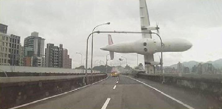 На Тайване потерпел крушение пассажирский лайнер авиакомпании TransAsia Airways