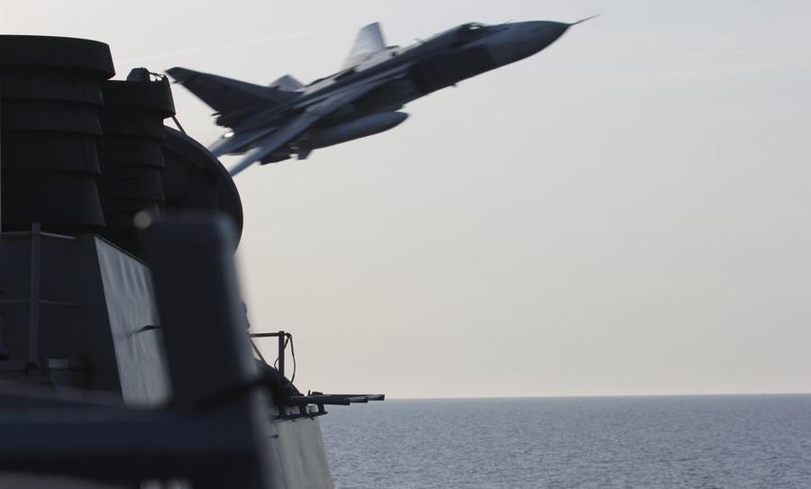 Минобороны: Эсминец США находился в районе маршрута Су-24, в 70 км от военно-морской базы РФ
