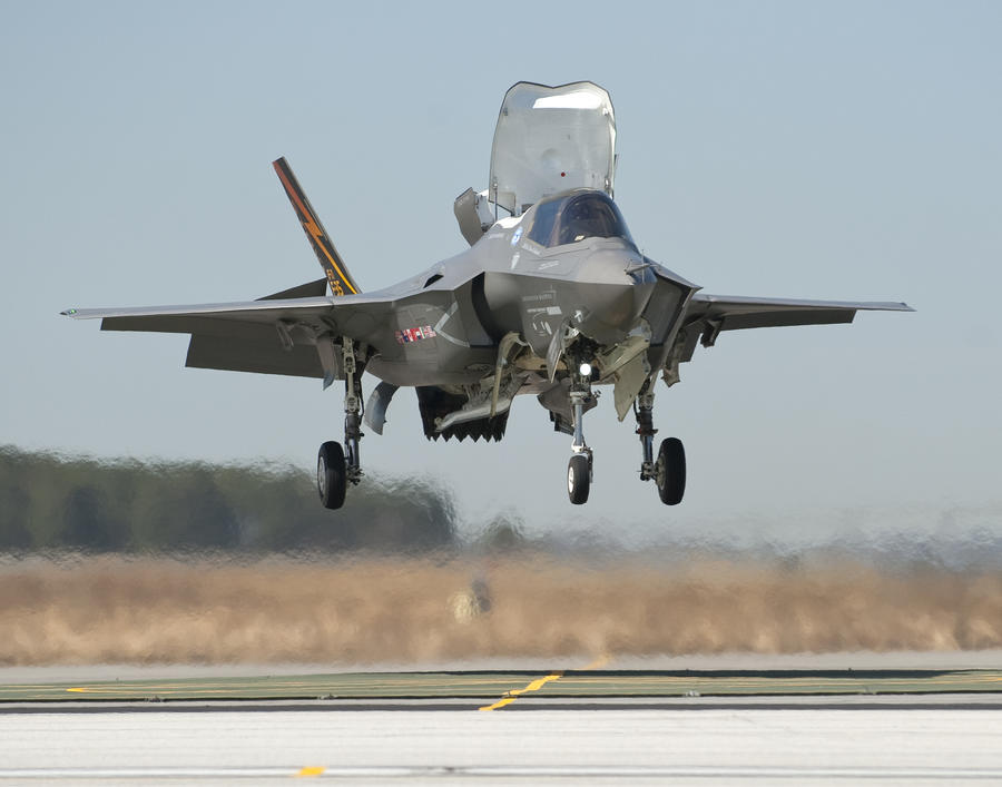 Парализованная женщина научилась управлять истребителем F-35 силой мысли