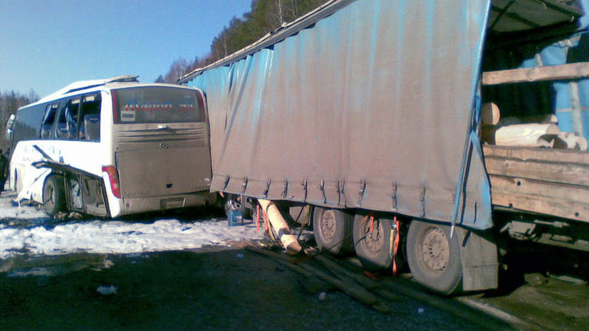 В Калужской области автобус столкнулся с фурой: три человека погибли, 30 получили ранения