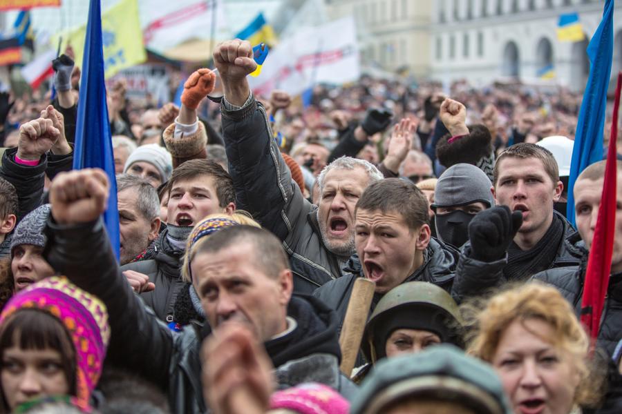 Недалеко от здания Верховной рады в центре Киева произошли столкновения протестующих с силовиками