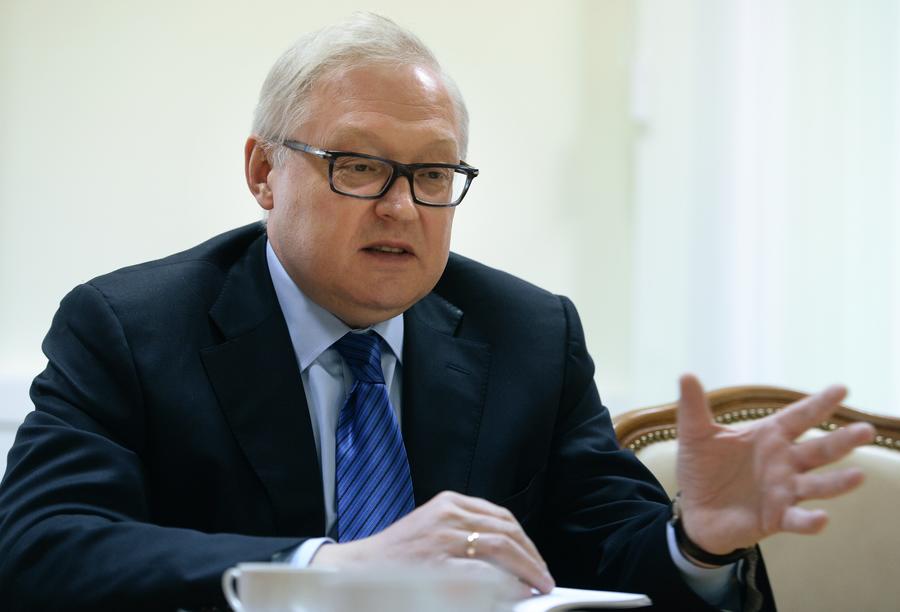 Сергей Рябков: Поставки США оружия на Украину провокационны, они ударят по минским договорённостям