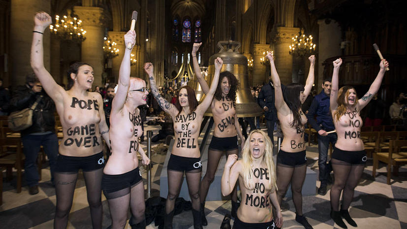 Активистки Femen устроили акцию в соборе Нотр-Дам в честь ухода Бенедикта XVI