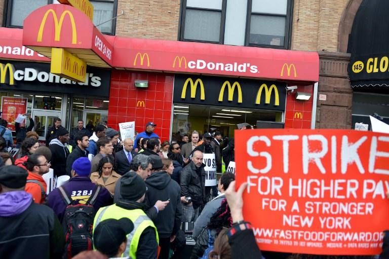 В США проходят массовые забастовки работников фаст-фуда