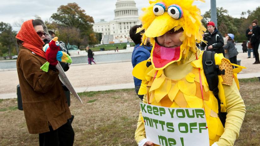 В США прошел "кукольный марш" в защиту общественного телевидения