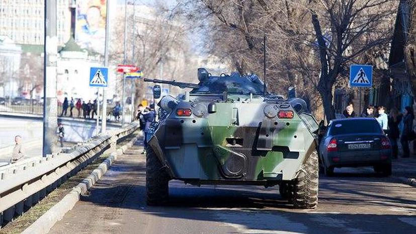 В Астрахани оцеплен колледж, где вооруженный террорист удерживает трех женщин