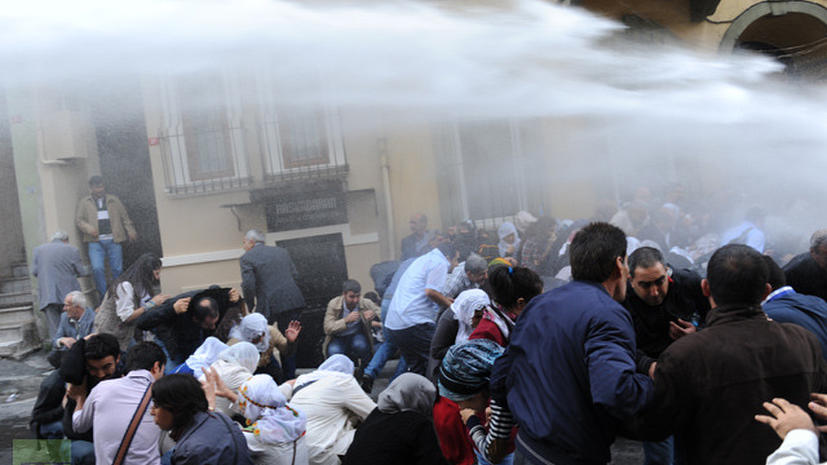 Турецкая полиция разогнала курдских демонстрантов водометами и газом