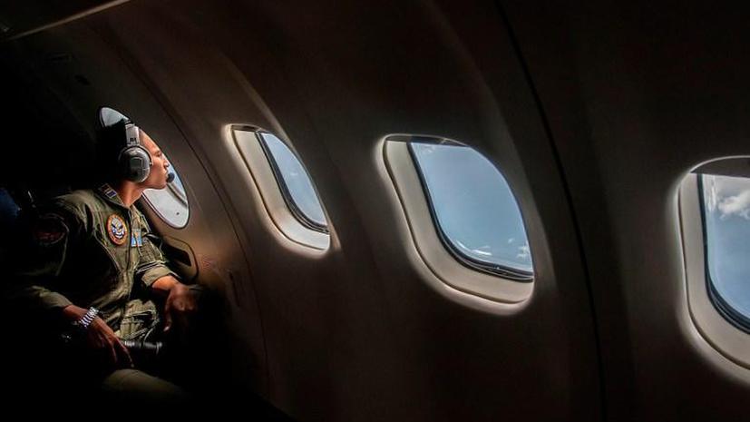 Пропавший лайнер компании AirAsia: теперь поиски будут вестись и на суше