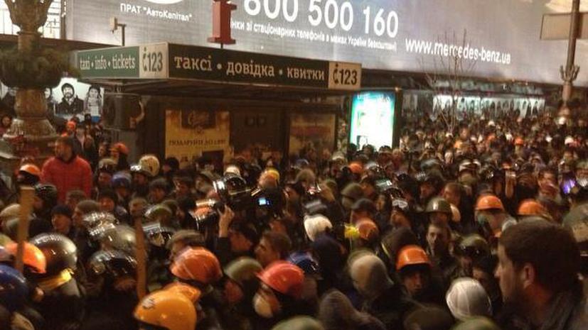 В Киеве протестующие отпустили захваченных курсантов внутренних войск