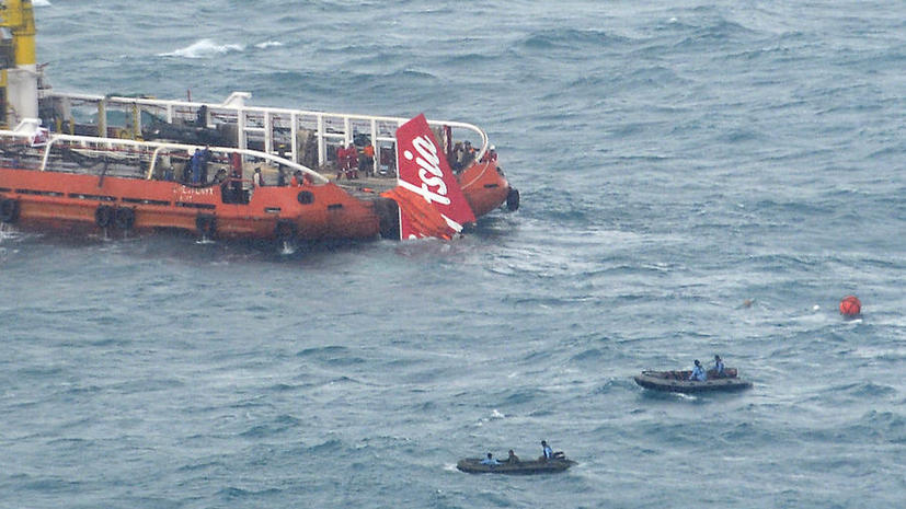 Сигнал чёрных ящиков лайнера AirAsia принят сразу 3 судами