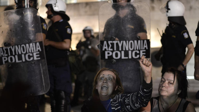 Парламент Греции уволит около 20 тыс. человек, чтобы удовлетворить ЕС