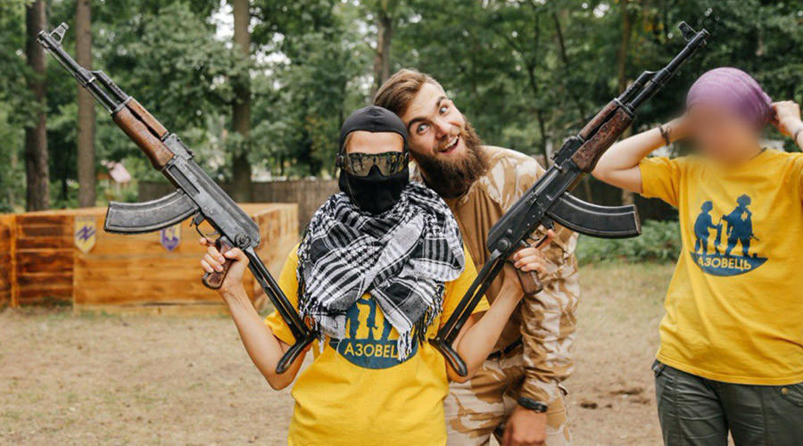 Британская газета опубликовала фото из лагеря, где украинских детей обучают бойцы батальона «Азов»