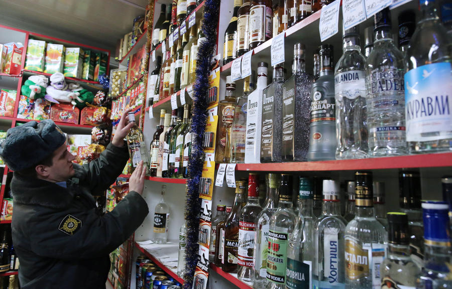 Минфин предлагает повысить акцизы на алкоголь, табак и бензин