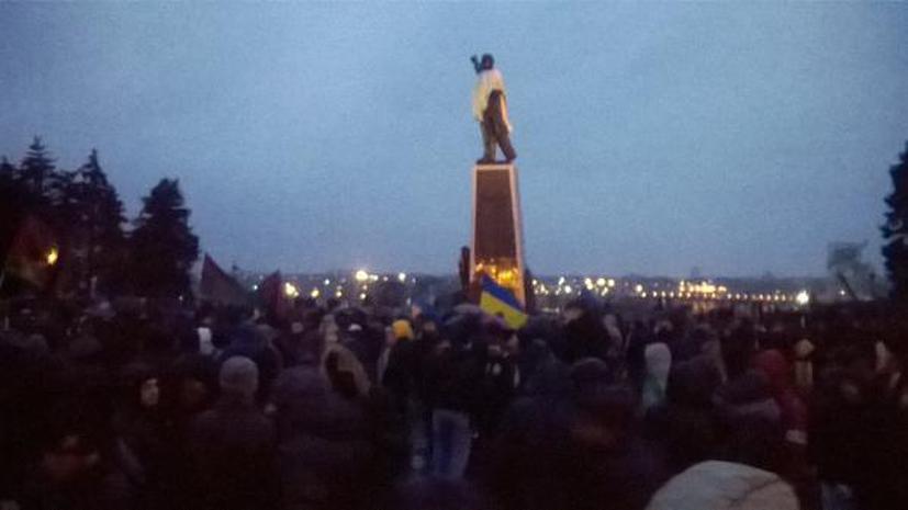 В Запорожье пытаются снести памятник Ленину