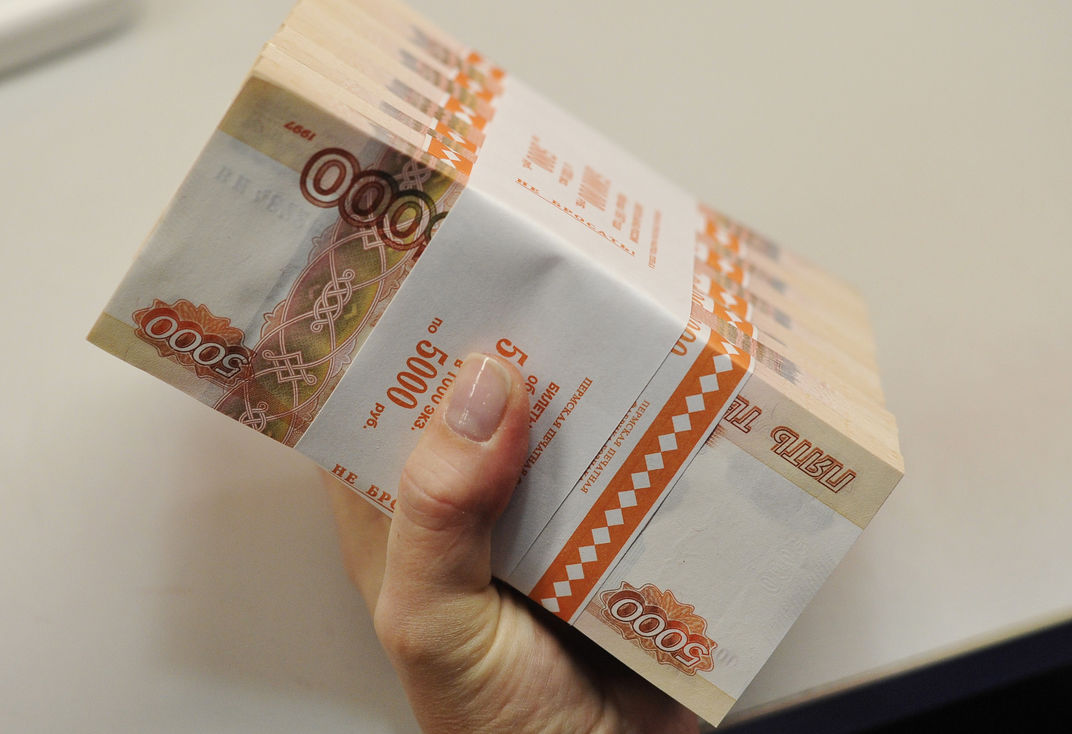В России через два года запретят платить зарплату наличными