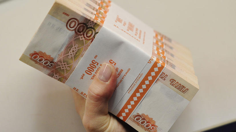 В России через два года запретят платить зарплату наличными
