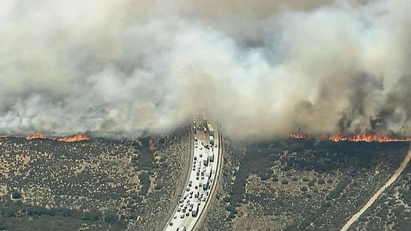 В Калифорнии огромный лесной пожар перекрыл дороги и перекинулся на автомобили