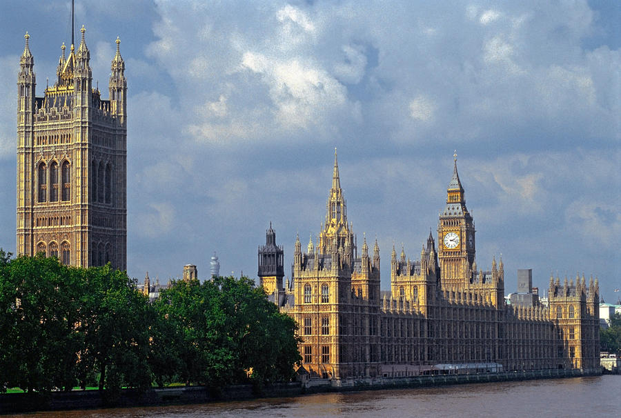 Британские парламентарии потратили бюджетные деньги на дорогие портреты