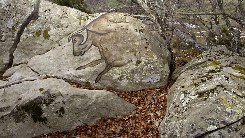В Испании вандалы пытались «вырезать» древние рисунки из скалы и продать их