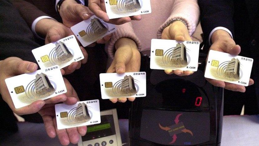 С 2015 года в России бумажные паспорта начнут заменять пластиковыми картами