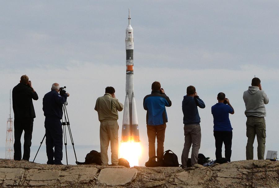 Роскосмос будет развивать космический туризм на Земле