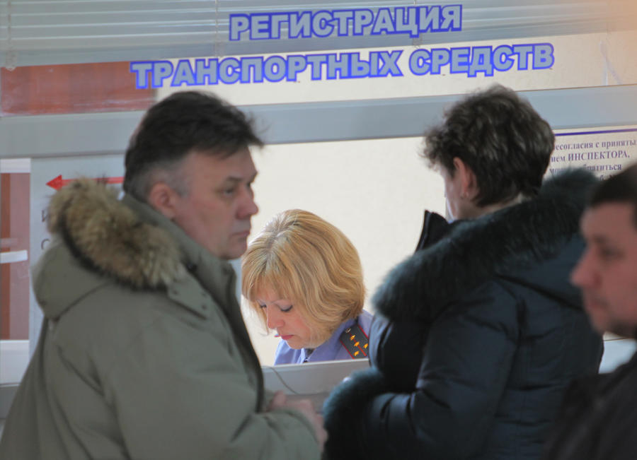 Девушки-консультанты в красных жилетах пополнили ряды сотрудников ГИБДД Москвы