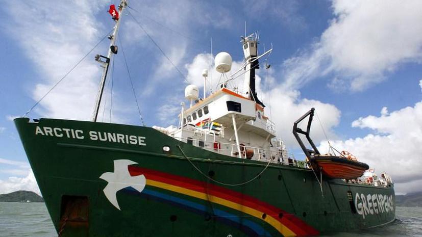 Ледокол Greenpeace под конвоем отбуксируют в Мурманск