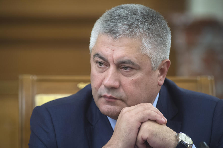 В столичную школу, где вооружённый мужчина захватил школьников в заложники, выехал глава МВД