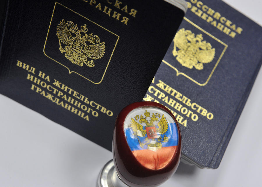 Сегодня истекает отведённый украинцам срок для определения их статуса в России