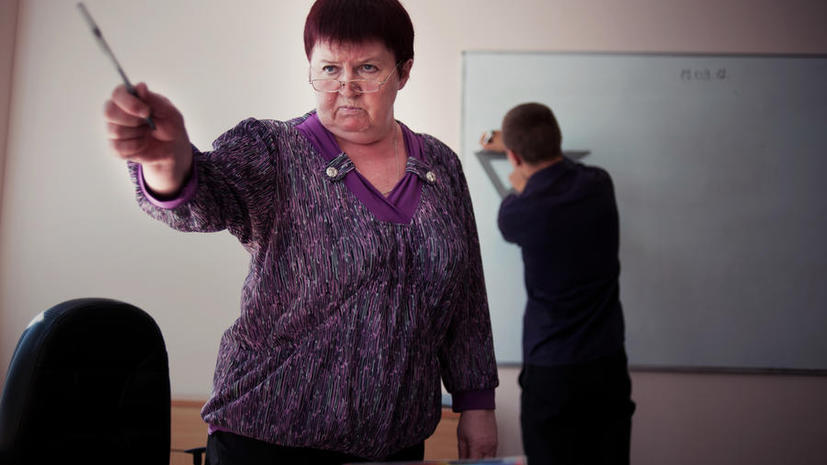 Госдума обяжет школьных учителей носить форму
